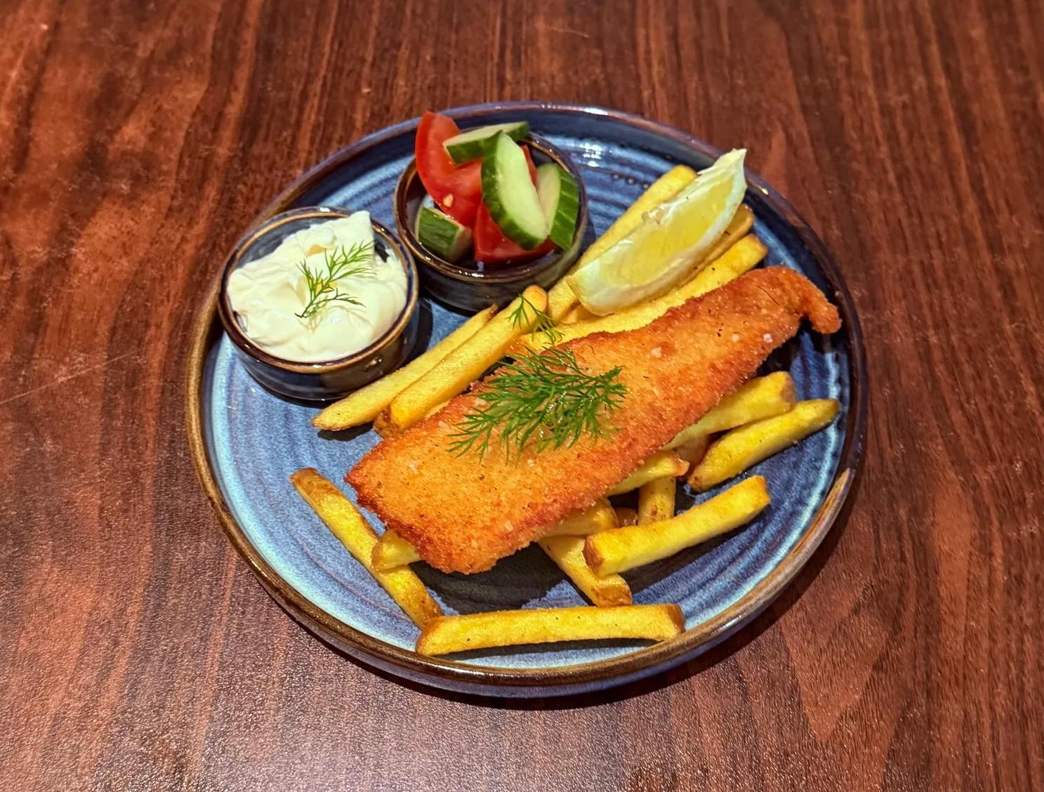 Krispig fish and chips med citron, aioli och sallad