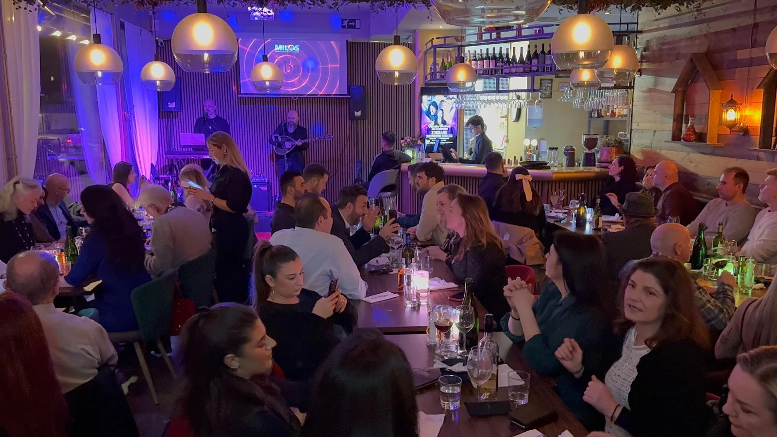 Grekisk livemusik en fullsatt kväll på Milos Restaurang