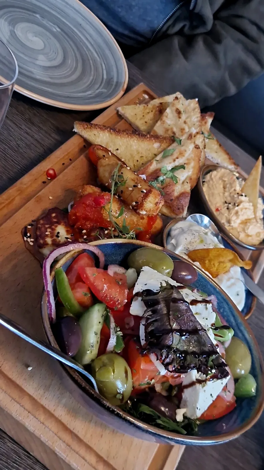 Grekisk sallad med fetaost och oliver bland förrätter och dippar