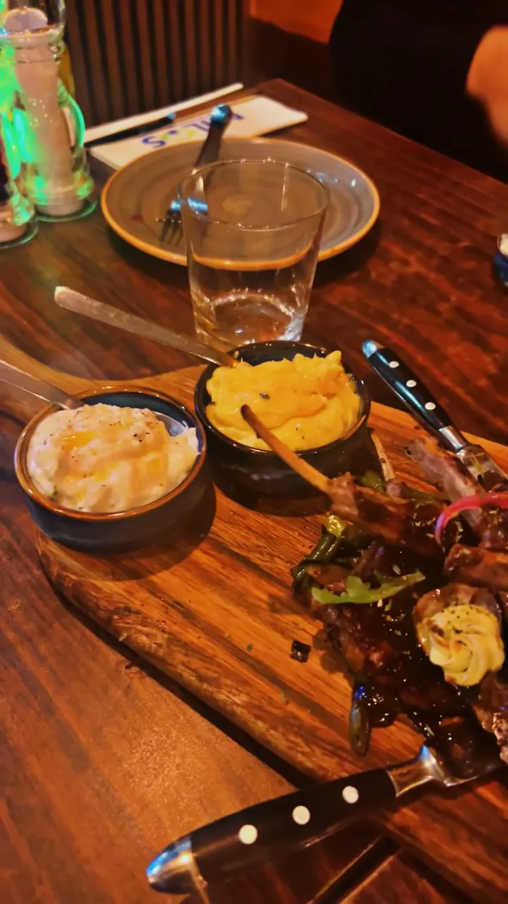 Grillade lammracks med dippar på träbricka