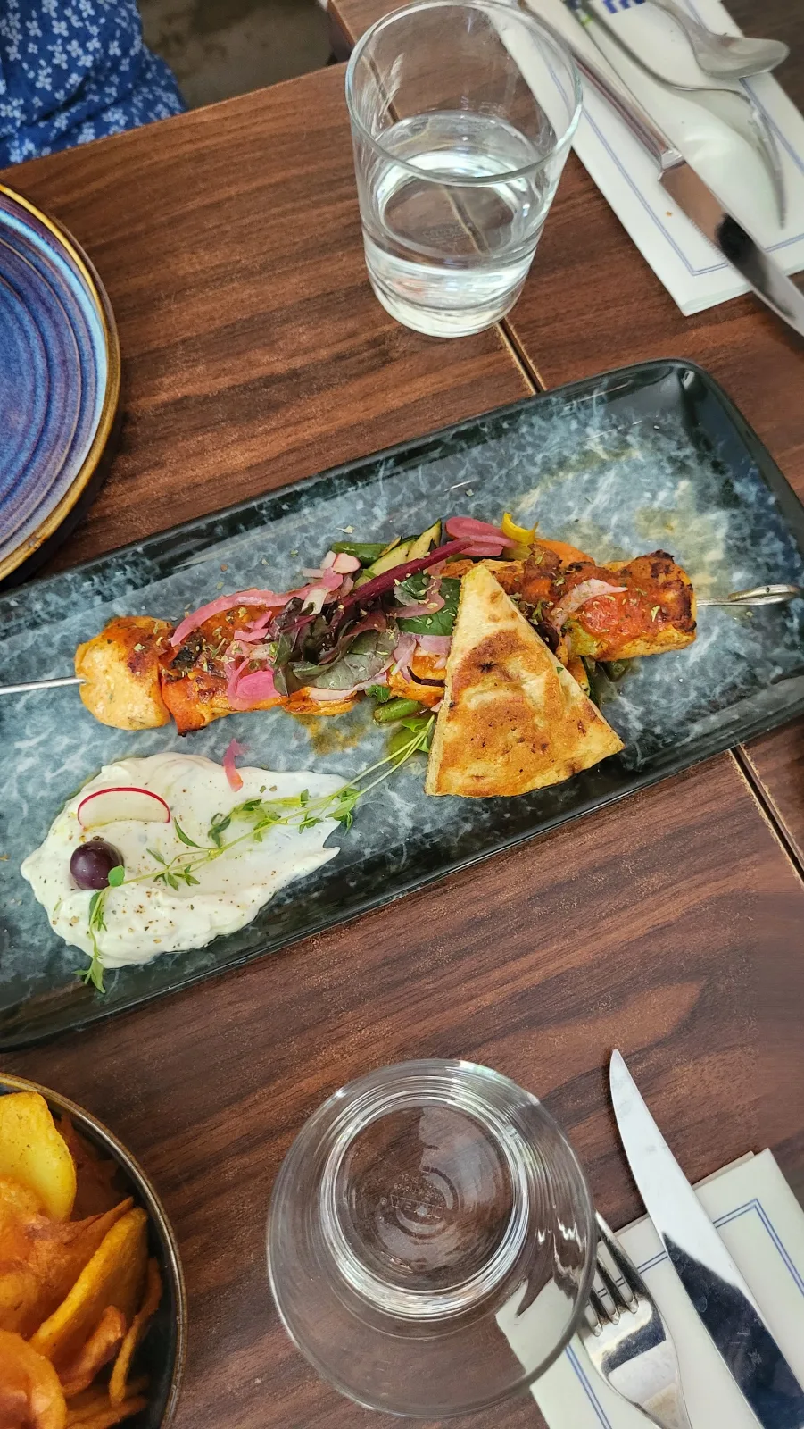 Grillspett med pitabröd, tzatziki och sallad