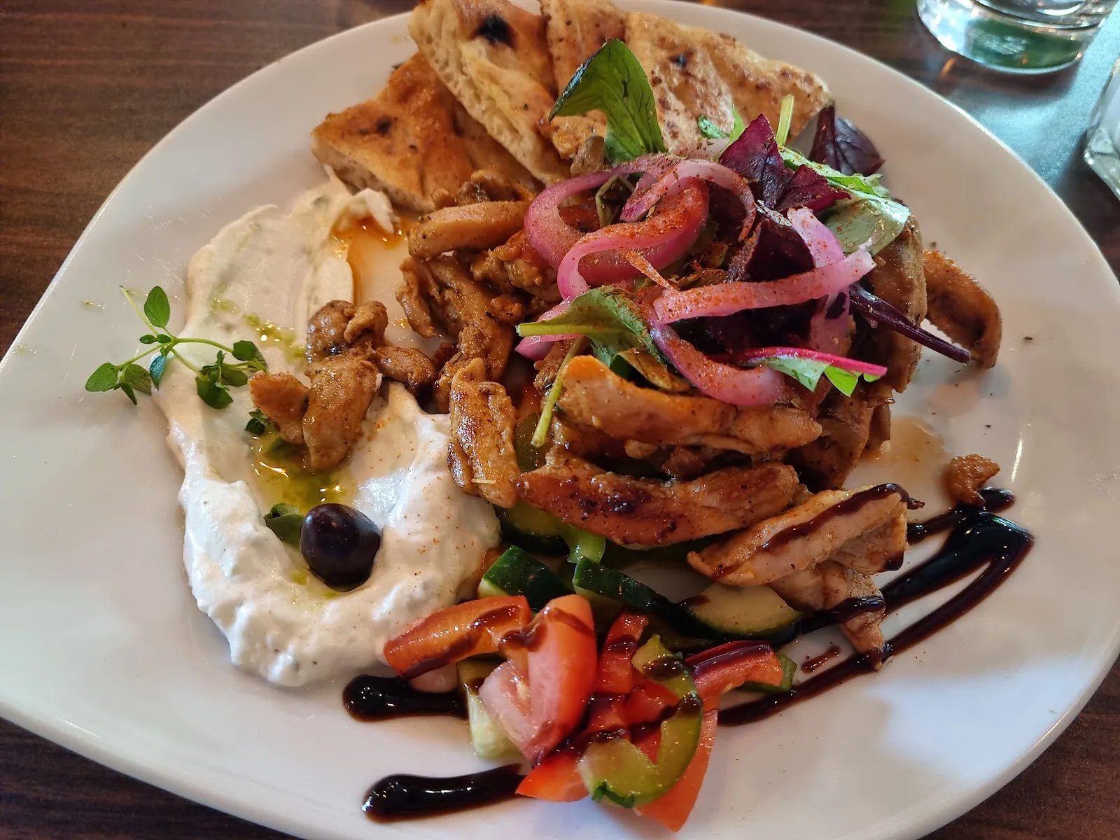 Gyros med strimlad kyckling, tzatziki och pitabröd