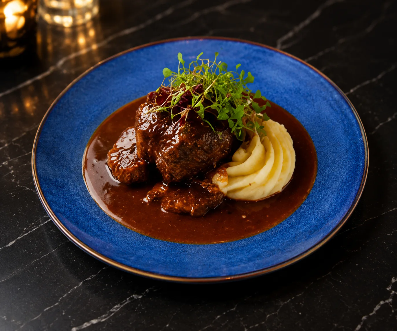 Magoula, långkokt oxkind i rödvinssås med krämigt potatismos