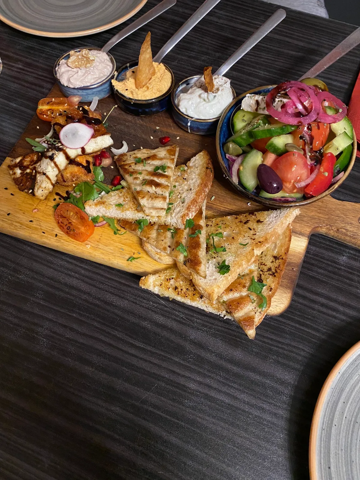 Grekiska meze med vitlöksbröd, dippar och grekisk sallad