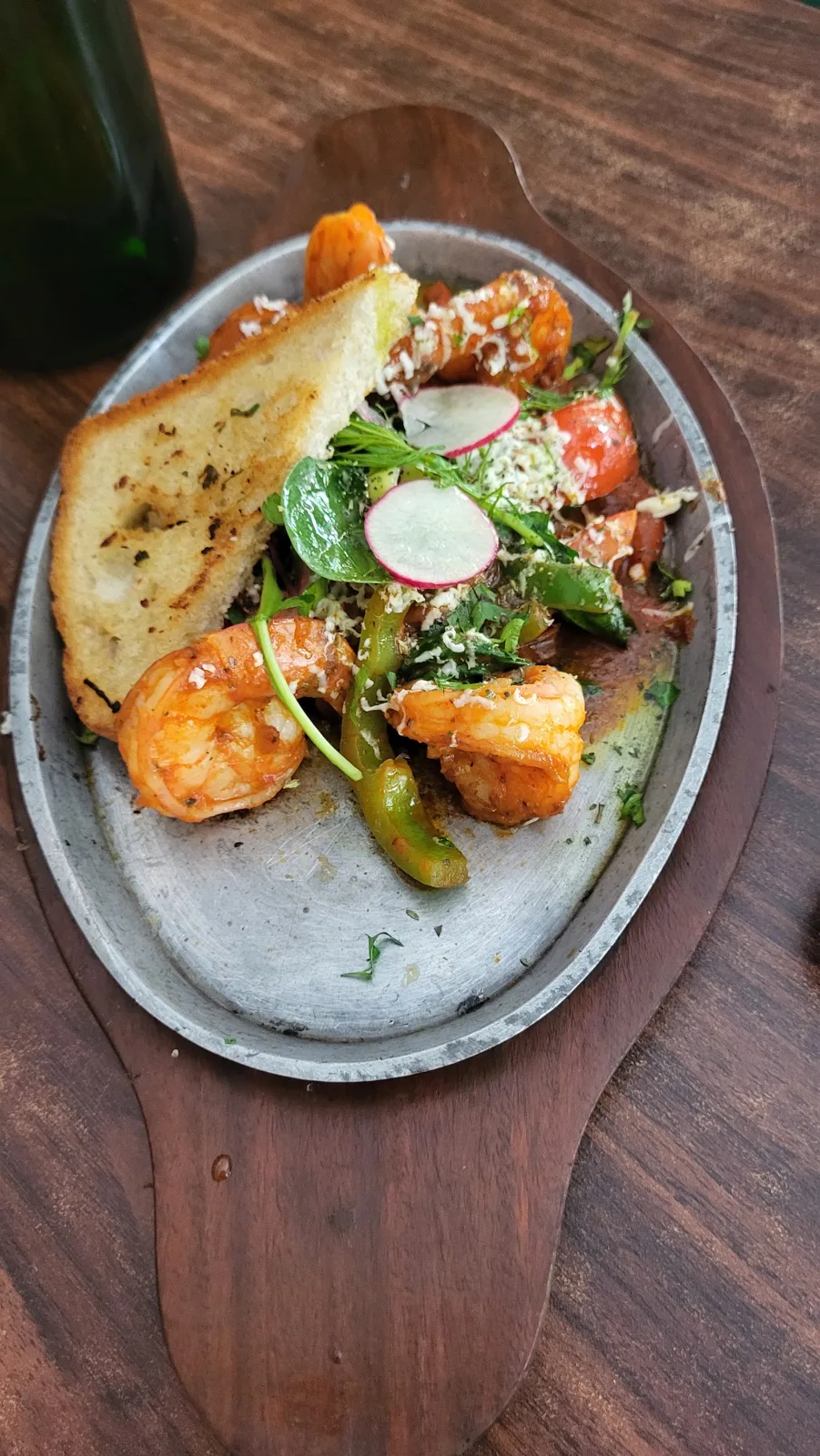 Tigerräkor med grönsaker och grillat bröd